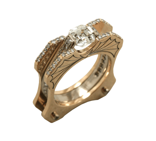 золотое кольцо с бриллиантами летучая мышь