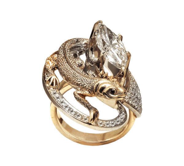 кольцо с крупным бриллиантом огранки маркиз