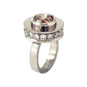 кольцо с коньячным бриллиантом