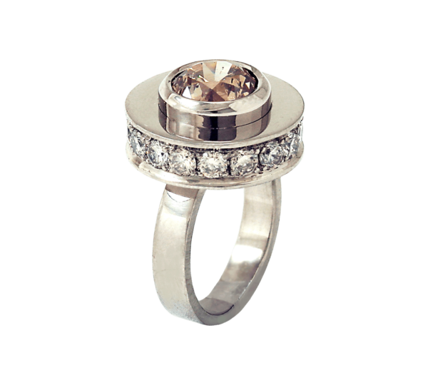 кольцо с коньячным бриллиантом