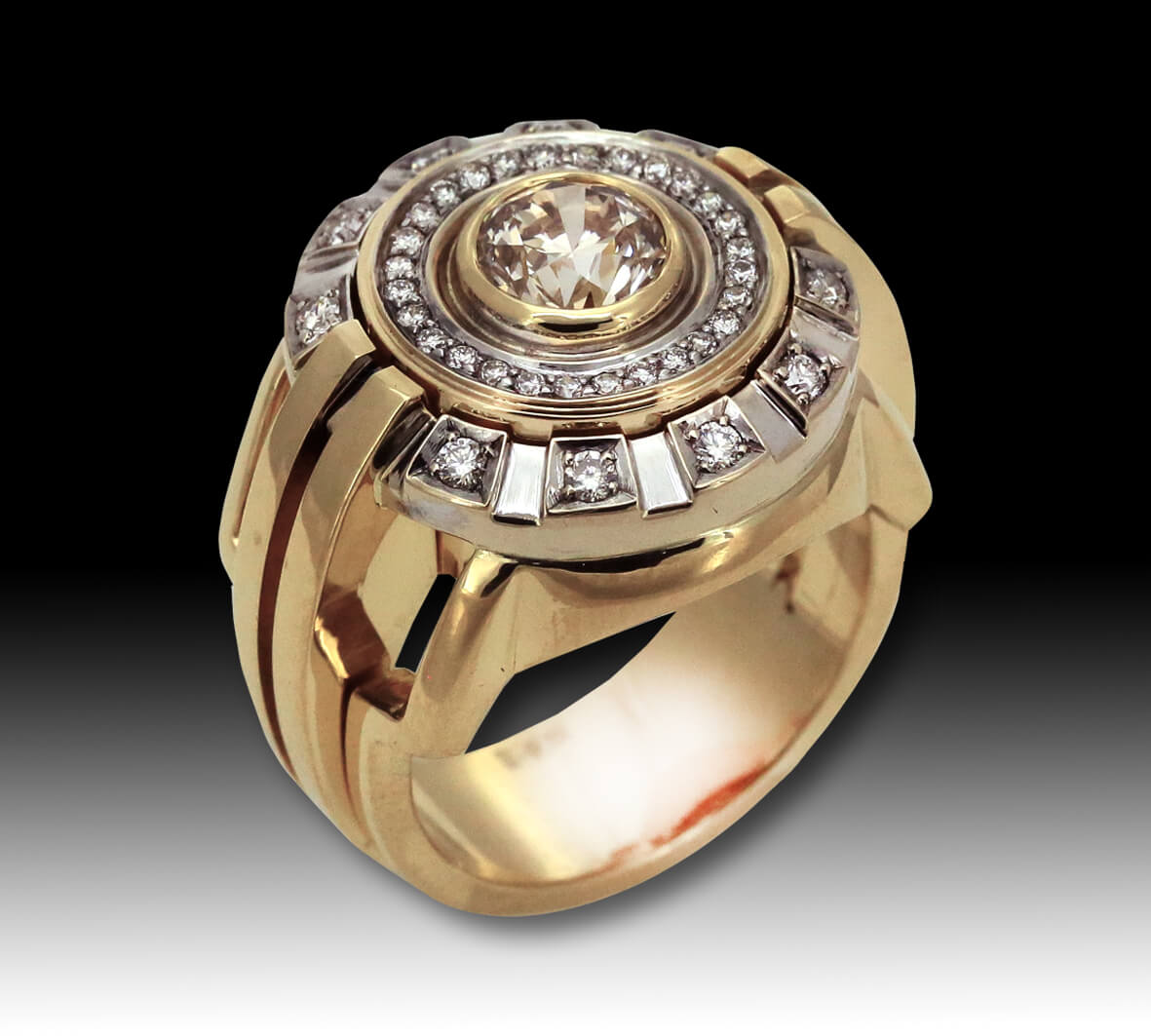 массивное золотое кольцо с бриллиантами